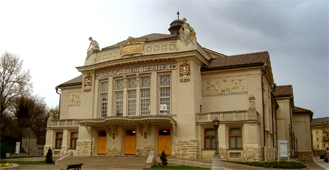 Klagenfurt tourism office, offers daily in July and August, free guided tours of the old city centre, except on Sundays and public holidays. Klagenfurt Guided tours for groups: All year round upon advance request. Individual persons can join the guided group tours free of charge (simply register with the information desk). In short: Walking, shopping, pleasure – Klagenfurt has a lot to offer. Tip: At night, the city shines and the facades, illuminated by resplendent lights, look magic.... VISIT KLAGENFURT